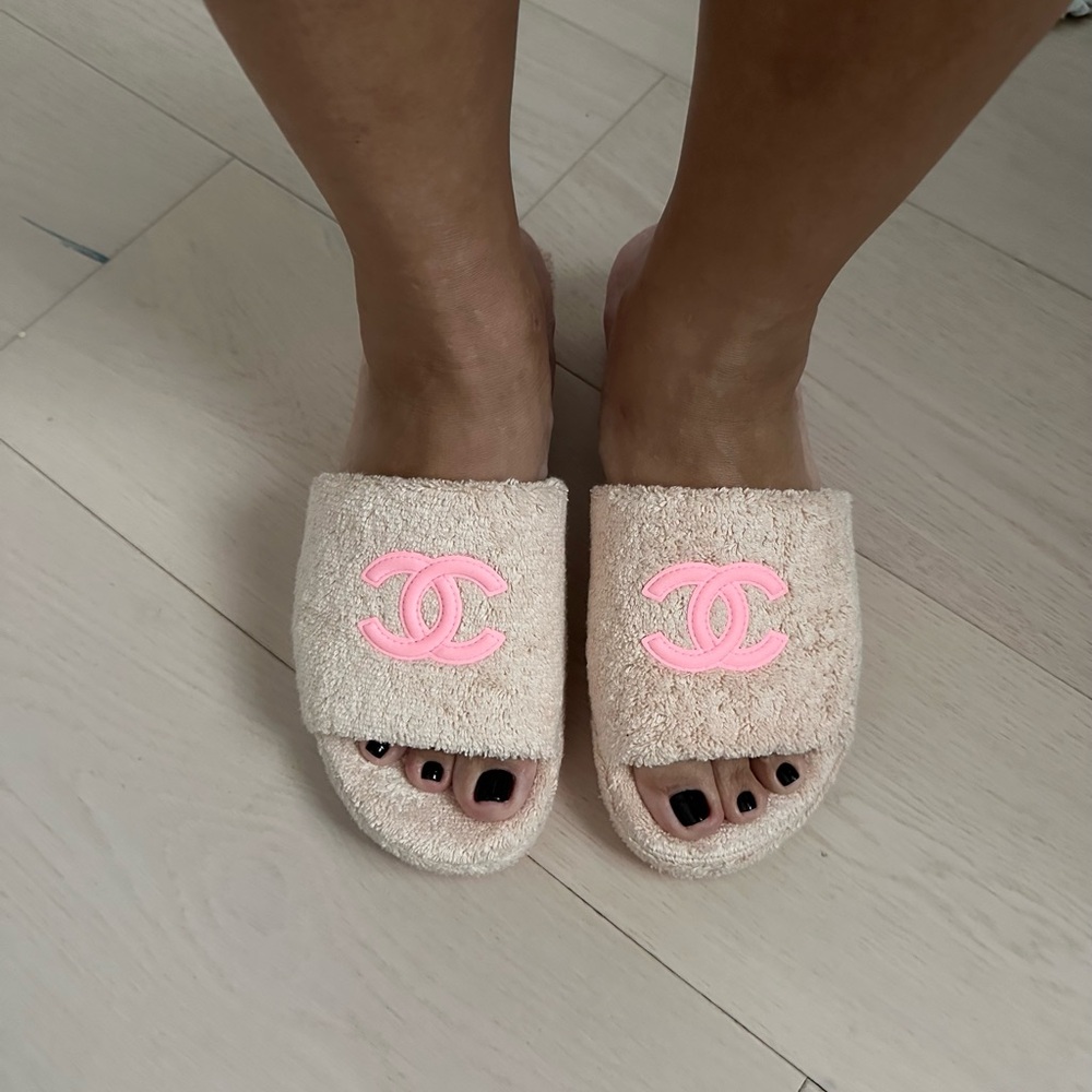 Chanel Blush and Pink Terrycloth Slides sz 41 - Picture 5 of 11